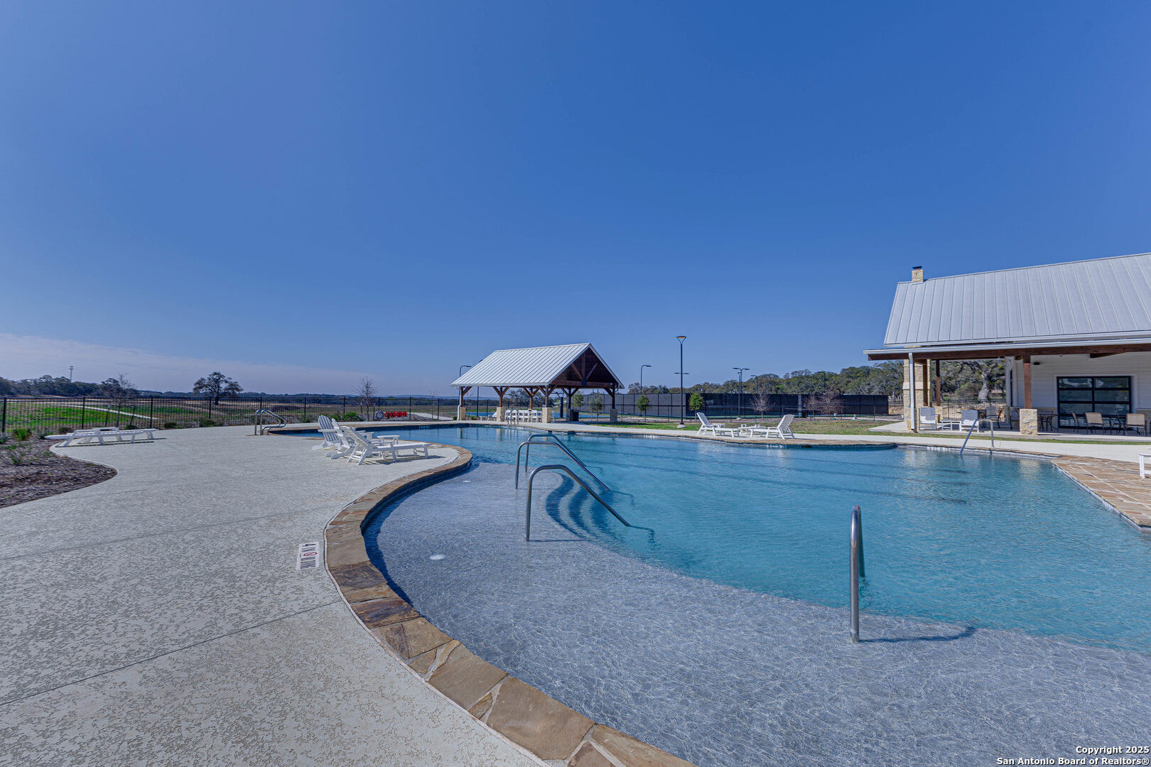 main property photo 28
