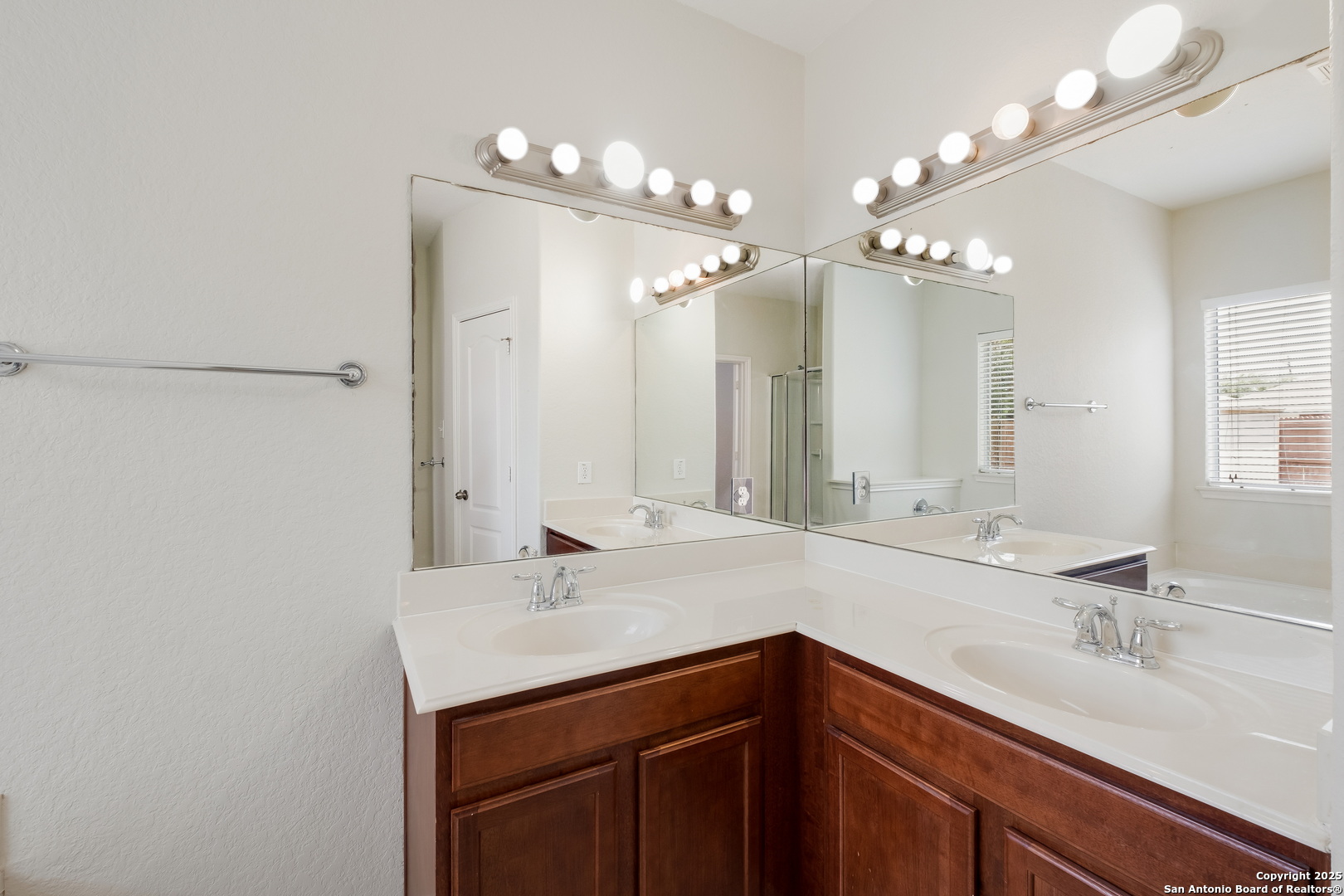 property viewer photo 13