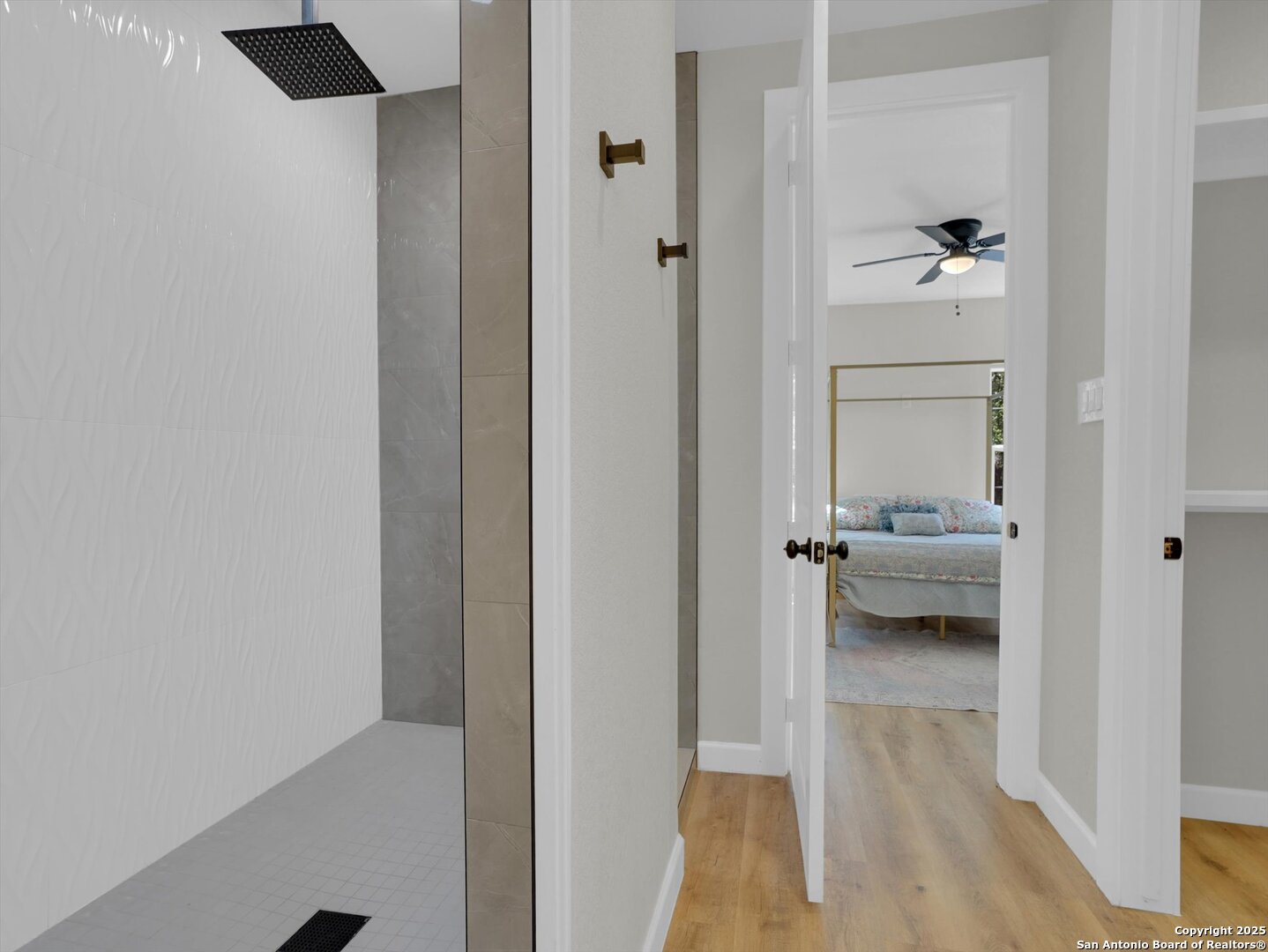property viewer photo 18