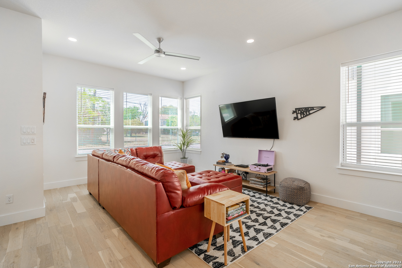 property viewer photo 4