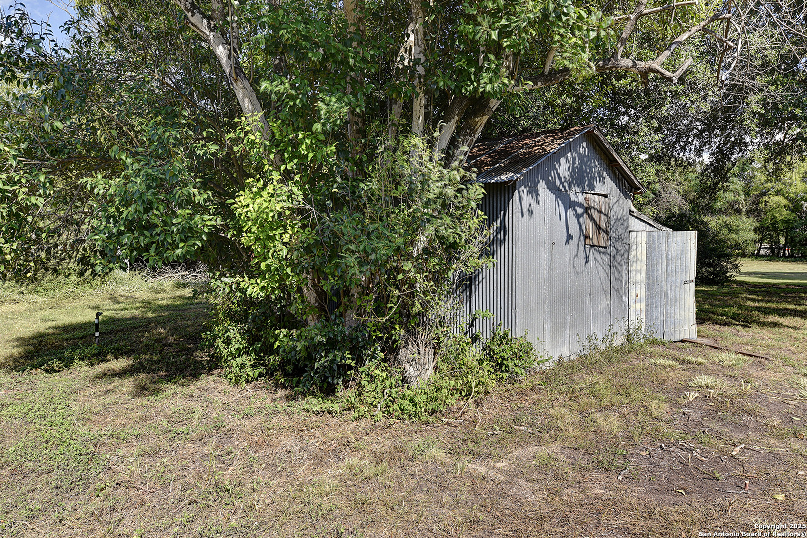 main property photo 28