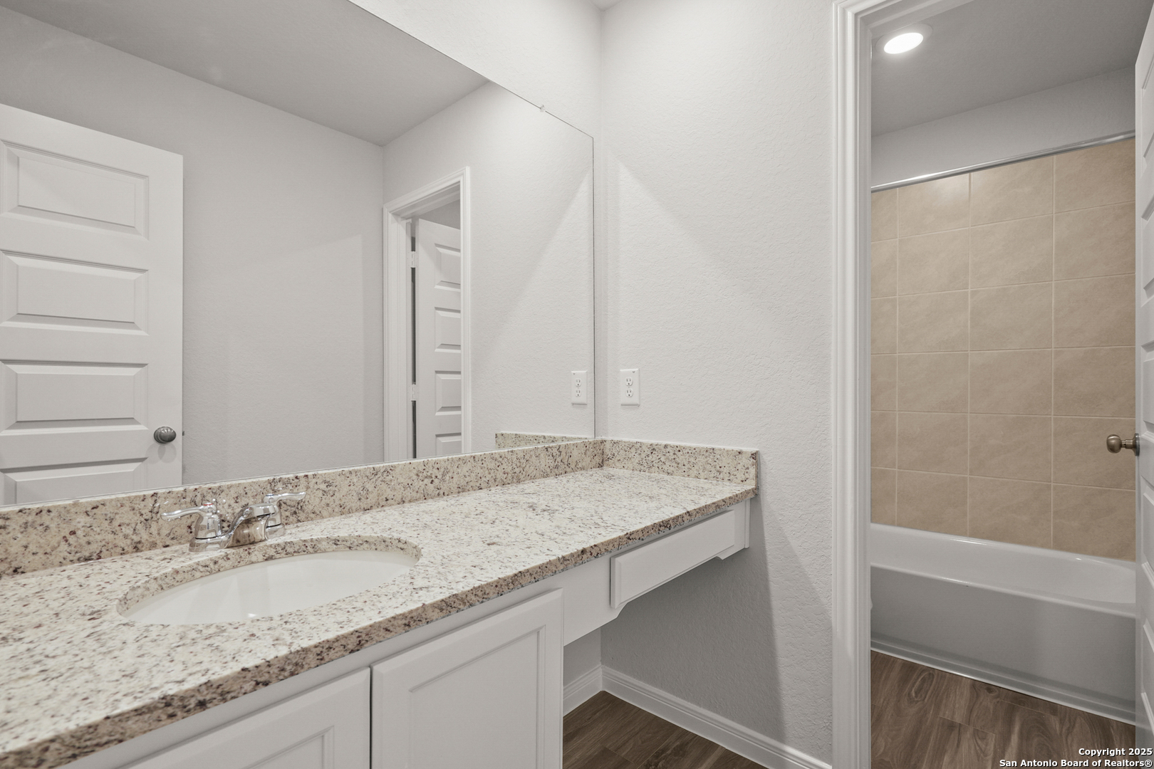 property viewer photo 23