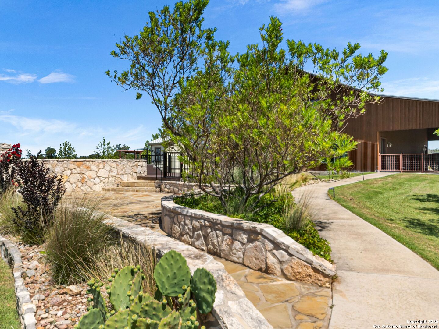 main property photo 3