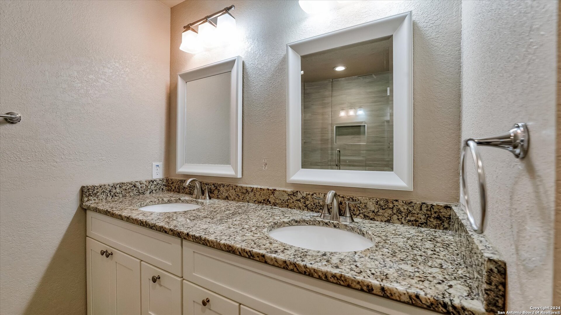 property viewer photo 18