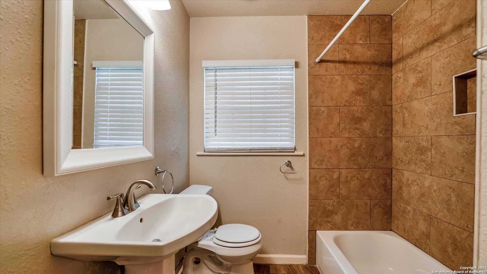 property viewer photo 25