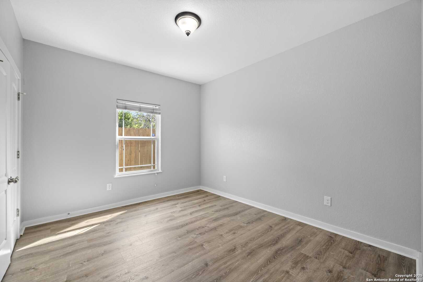 property viewer photo 23