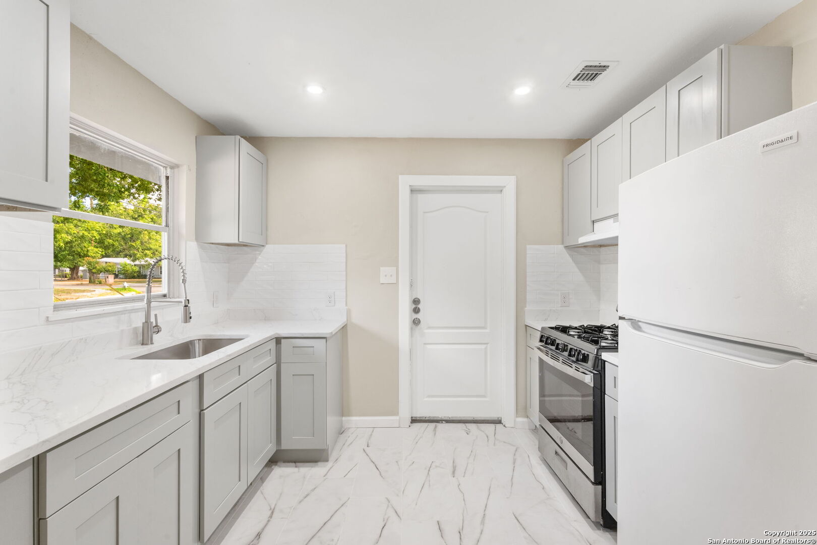property viewer photo 13