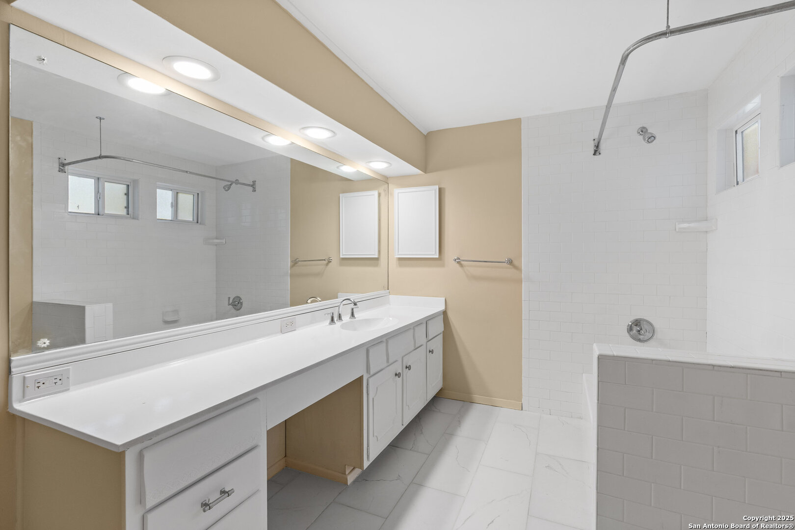 property viewer photo 18