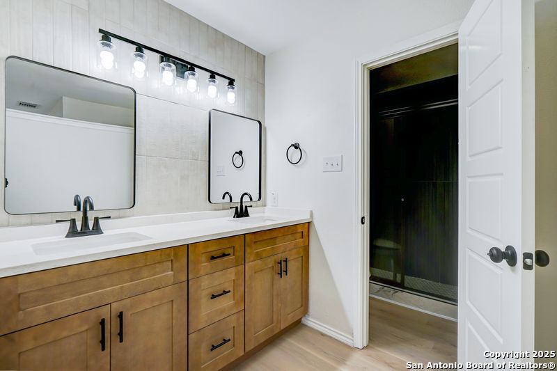 property viewer photo 7