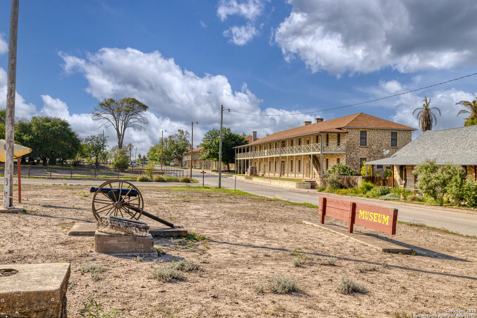main property photo 28