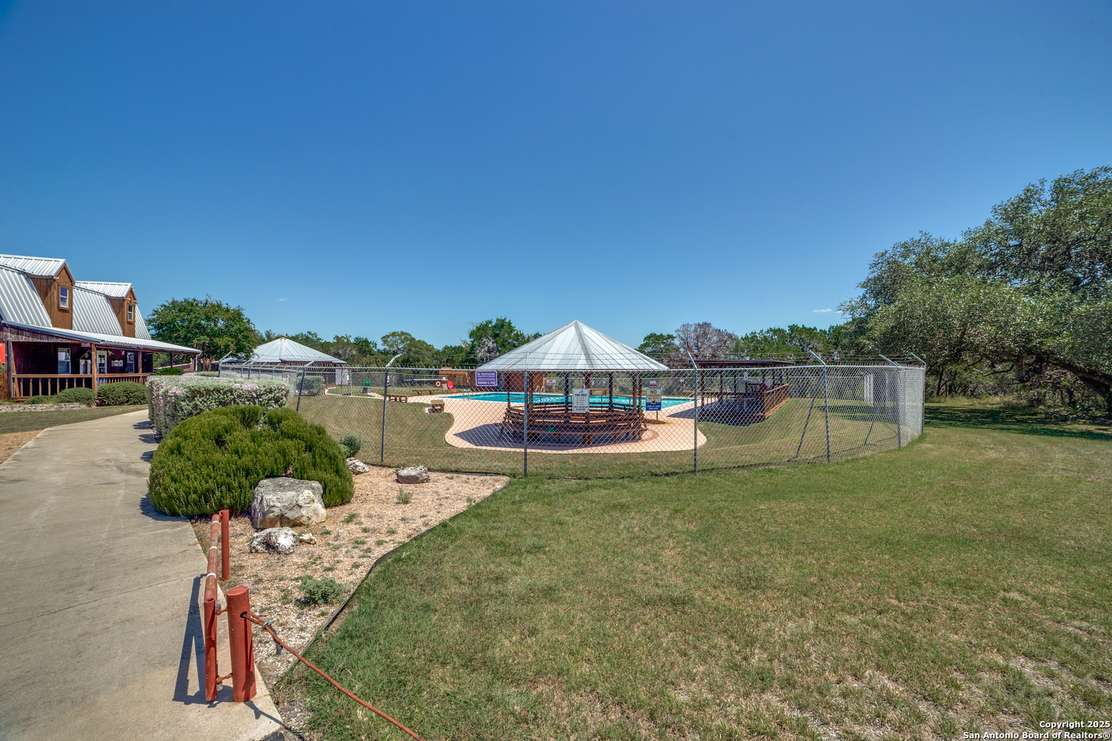 main property photo 28