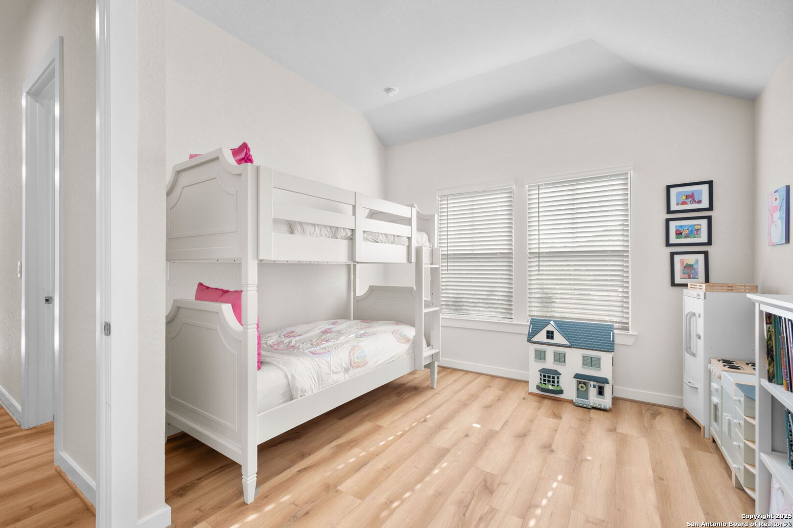 property viewer photo 3