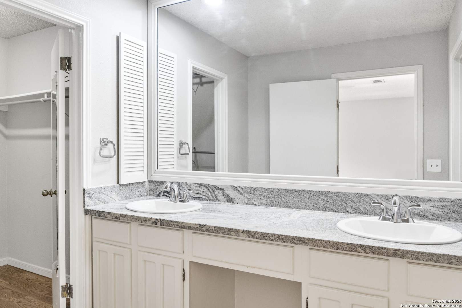 property viewer photo 18