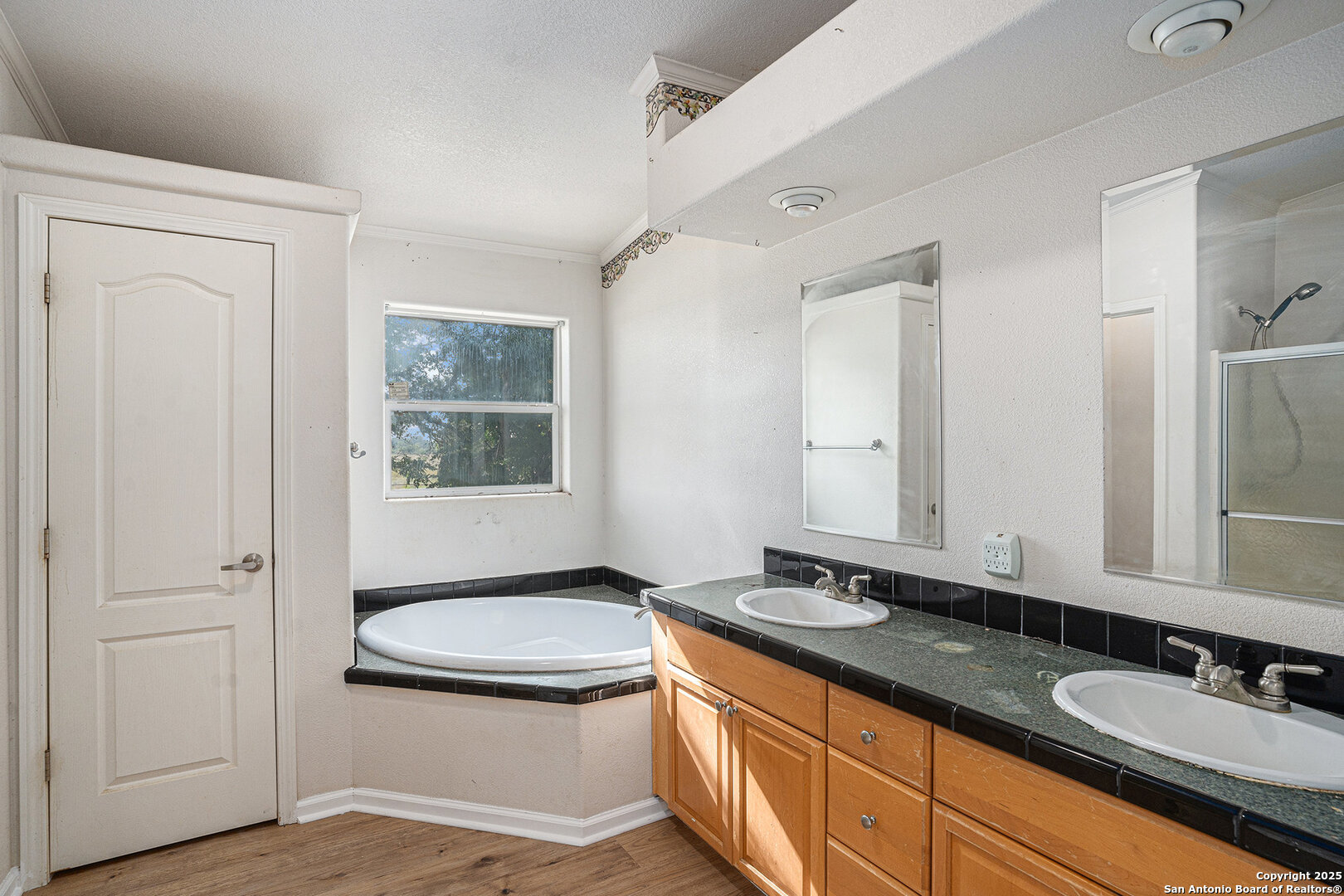 property viewer photo 18