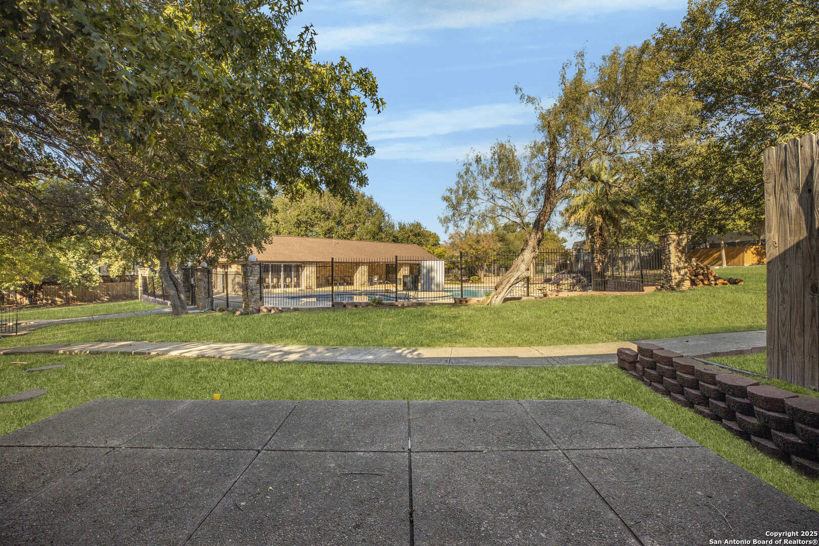 property viewer photo 23