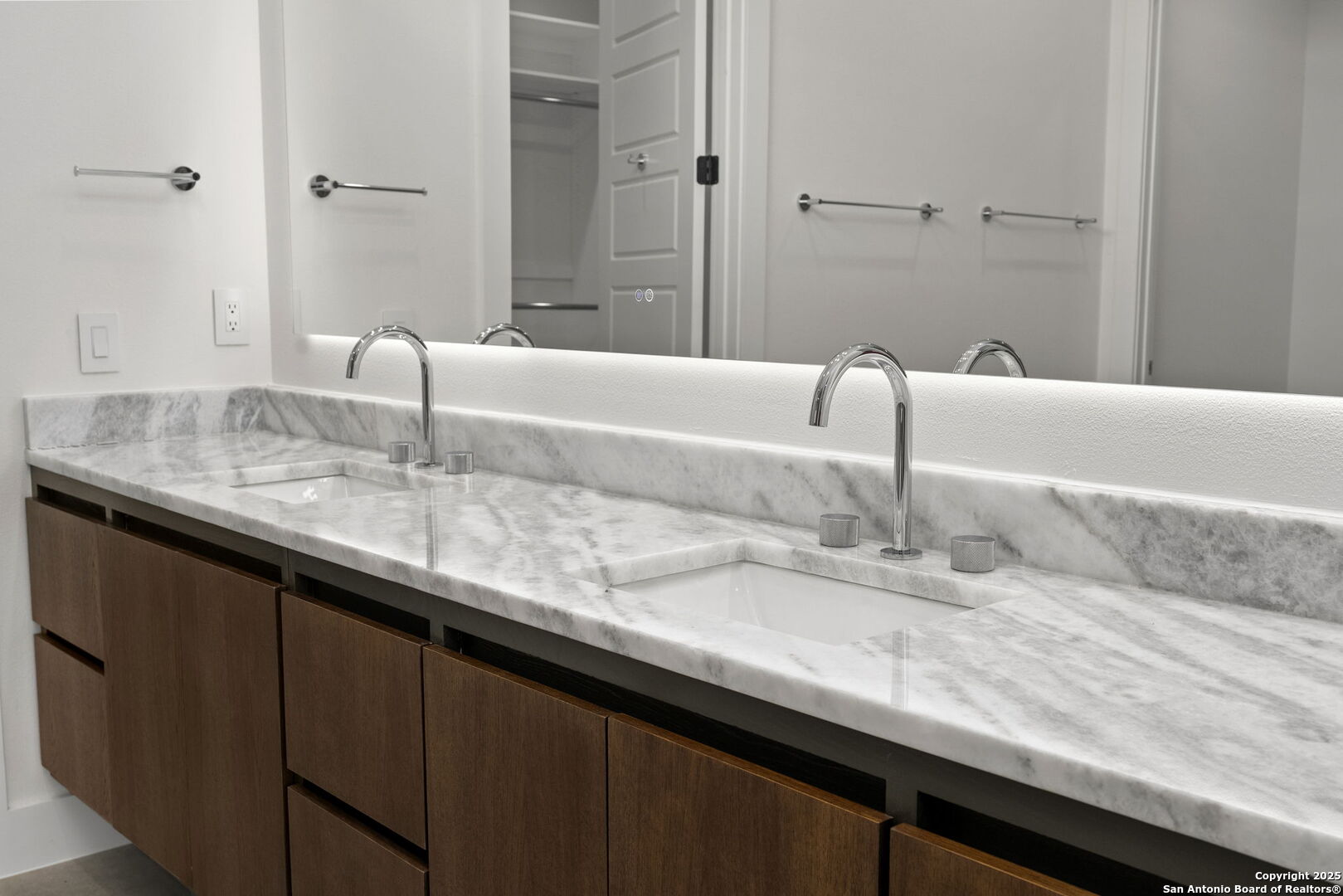 property viewer photo 20