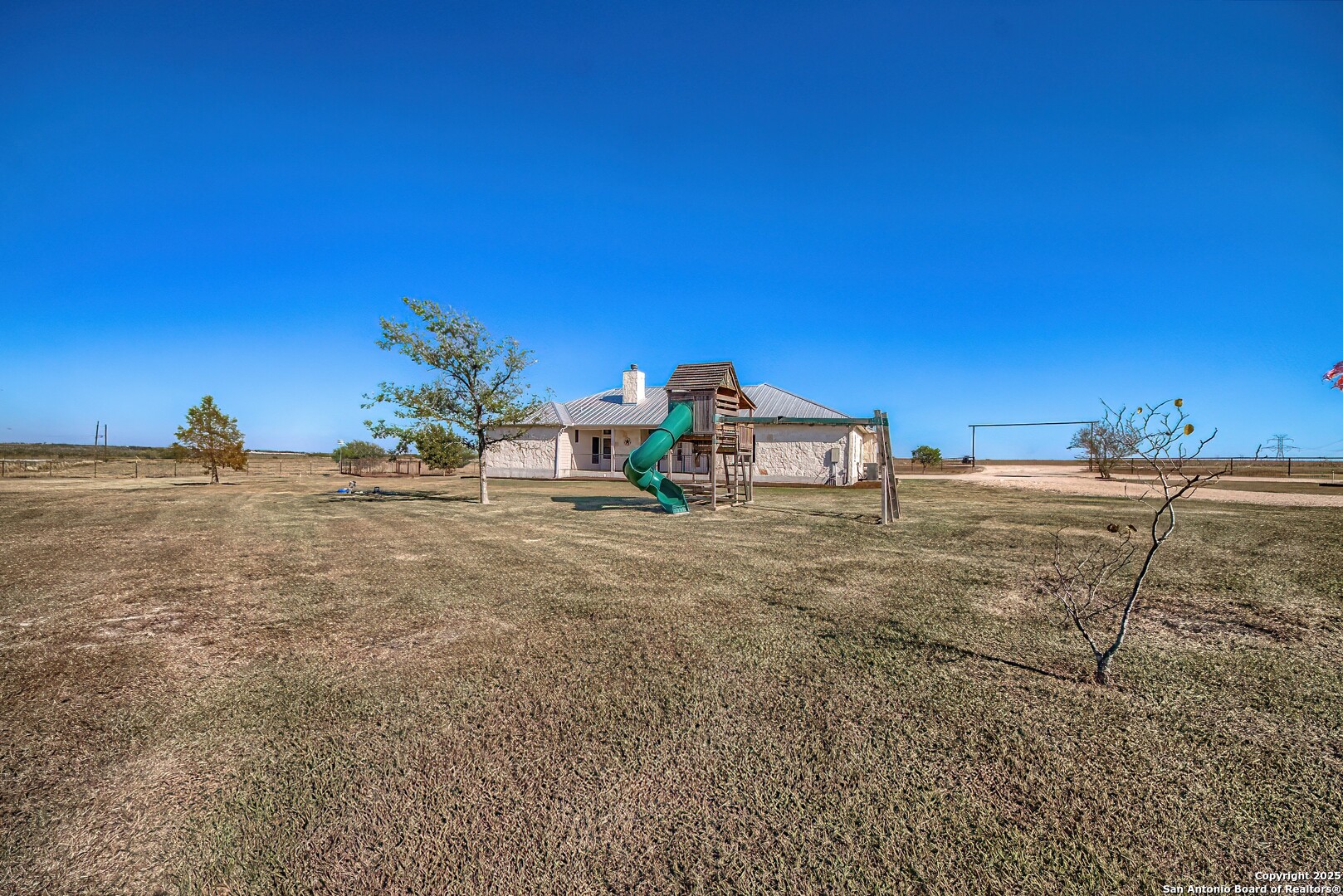 main property photo 40