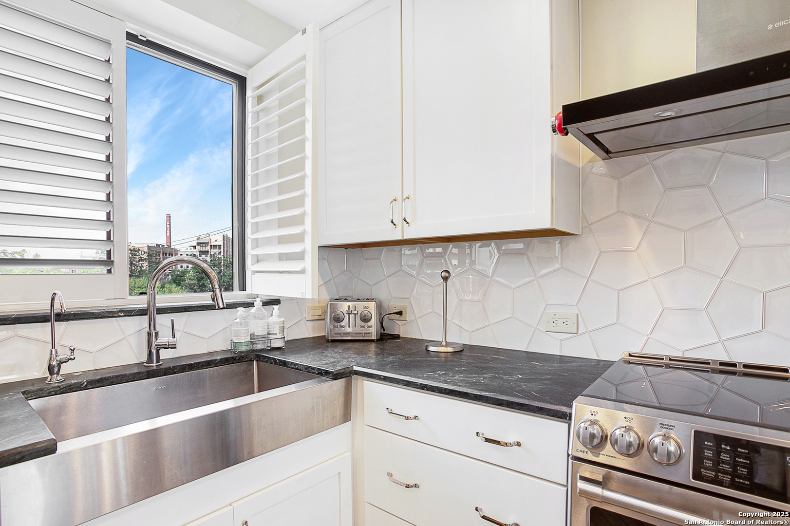 property viewer photo 18