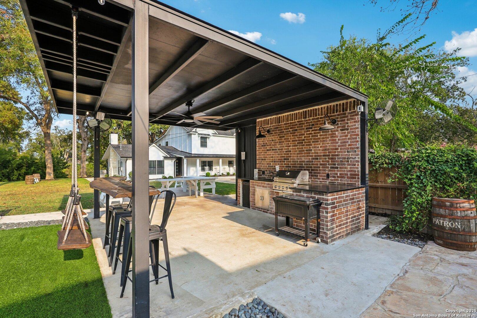 main property photo 30