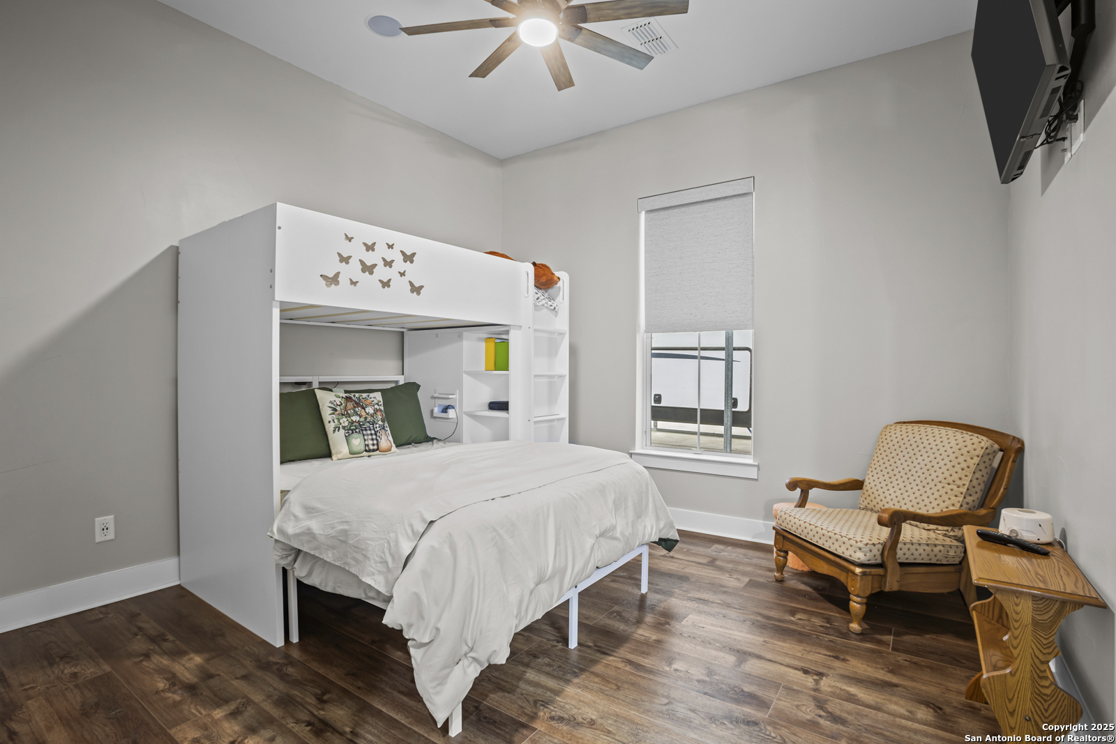 main property photo 28