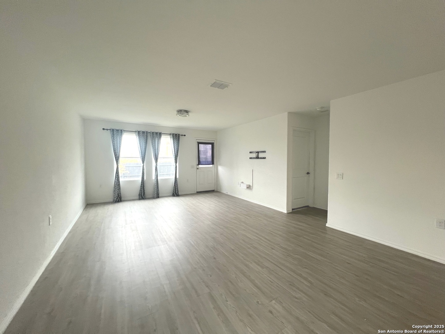 property viewer photo 3