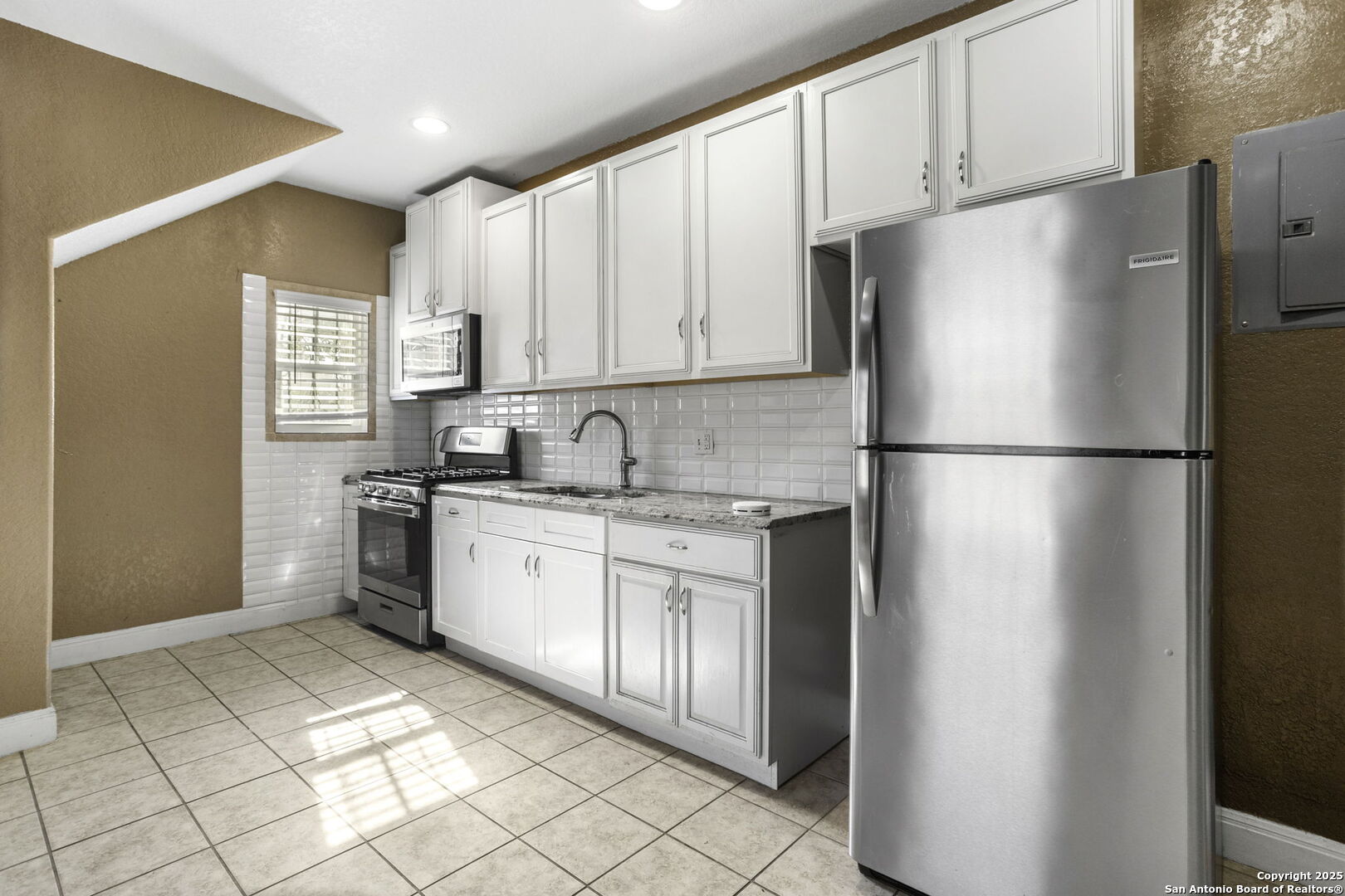 property viewer photo 3