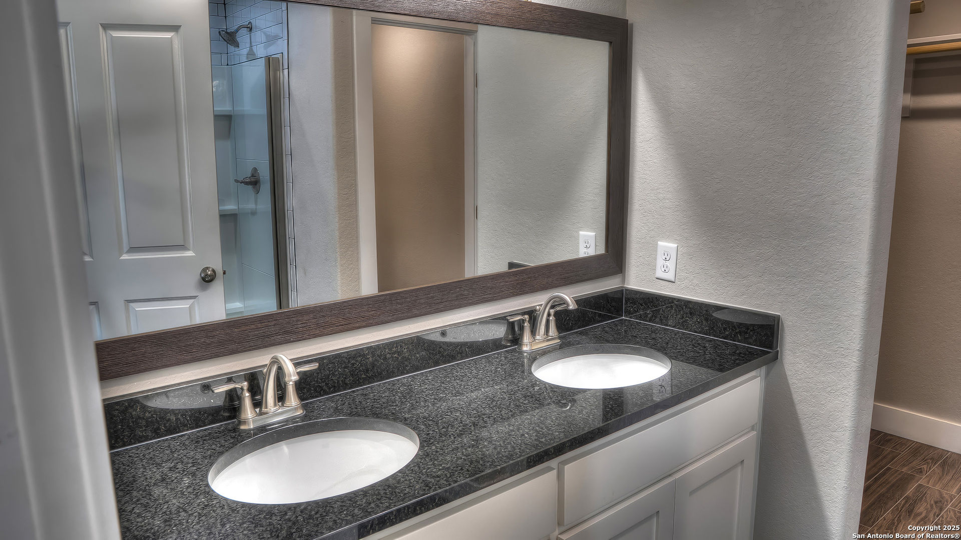 property viewer photo 17