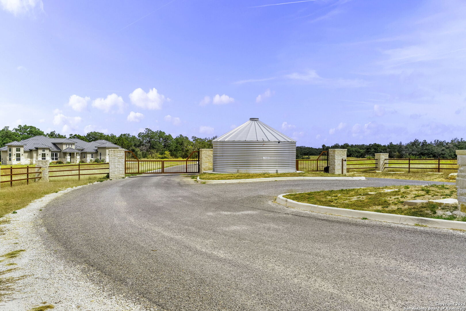 main property photo 16
