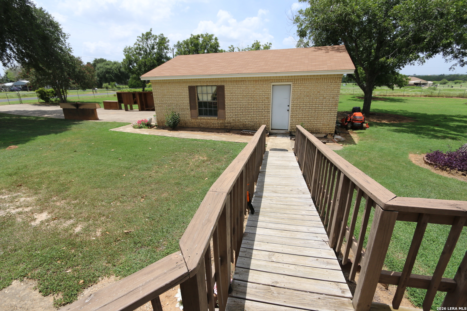 main property photo 28