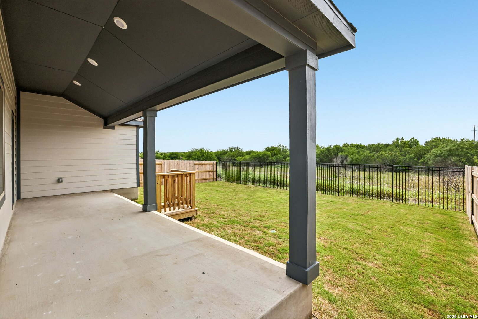 main property photo 28