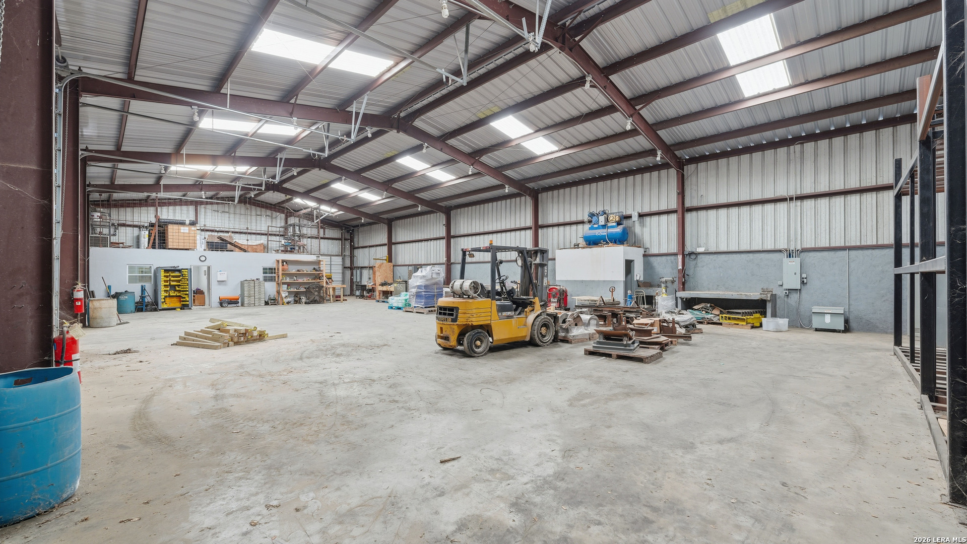 main property photo 28