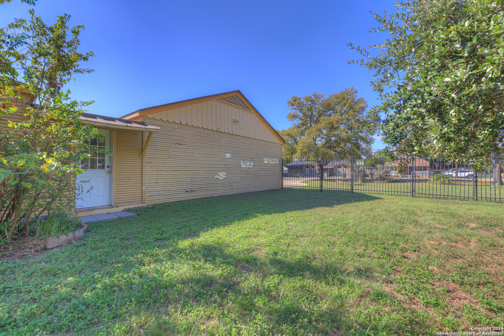 main property photo 23