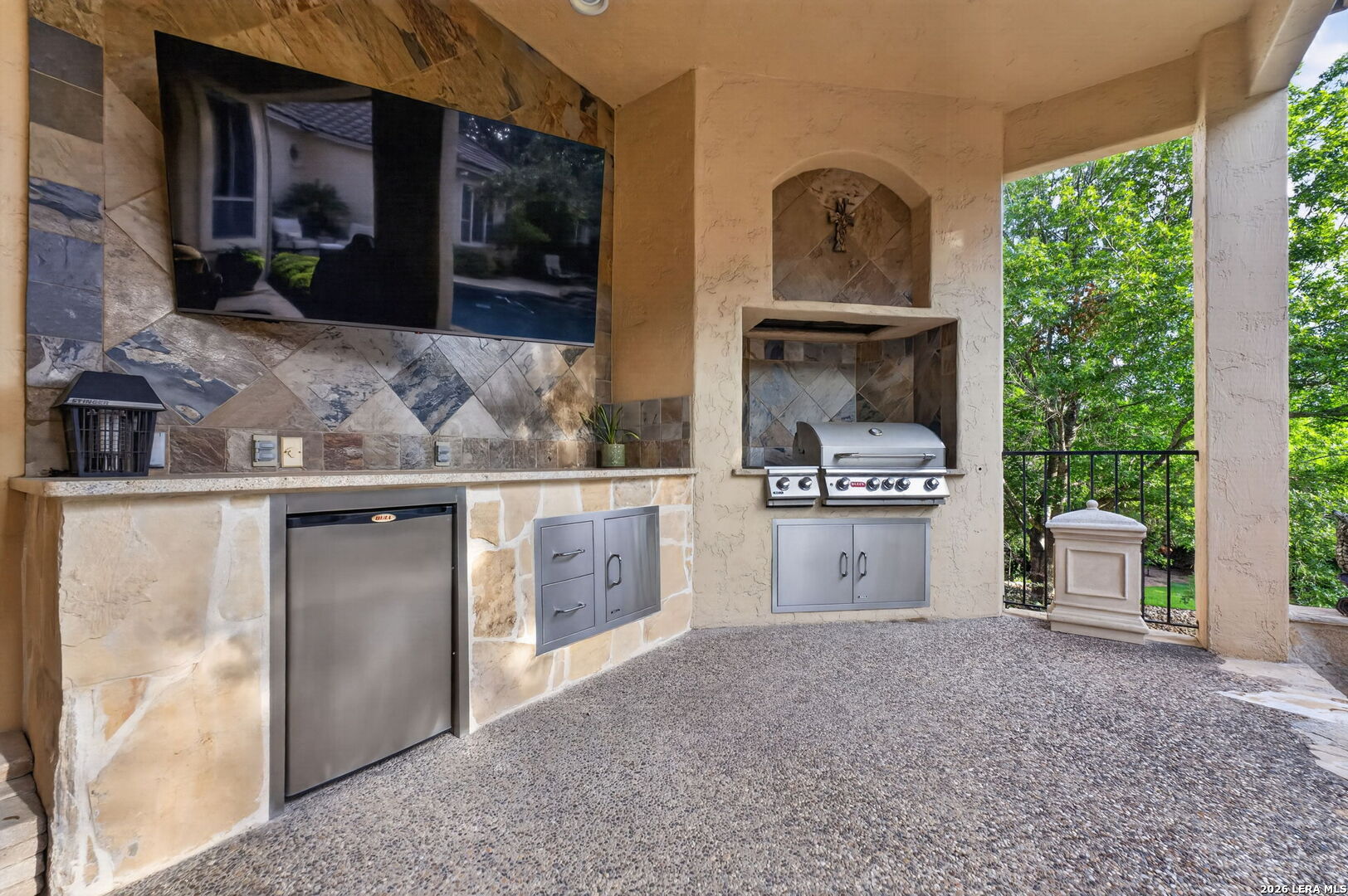 main property photo 17