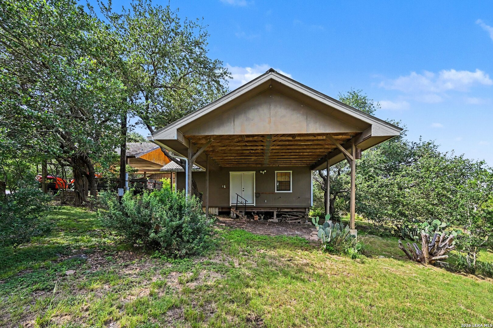 main property photo 28