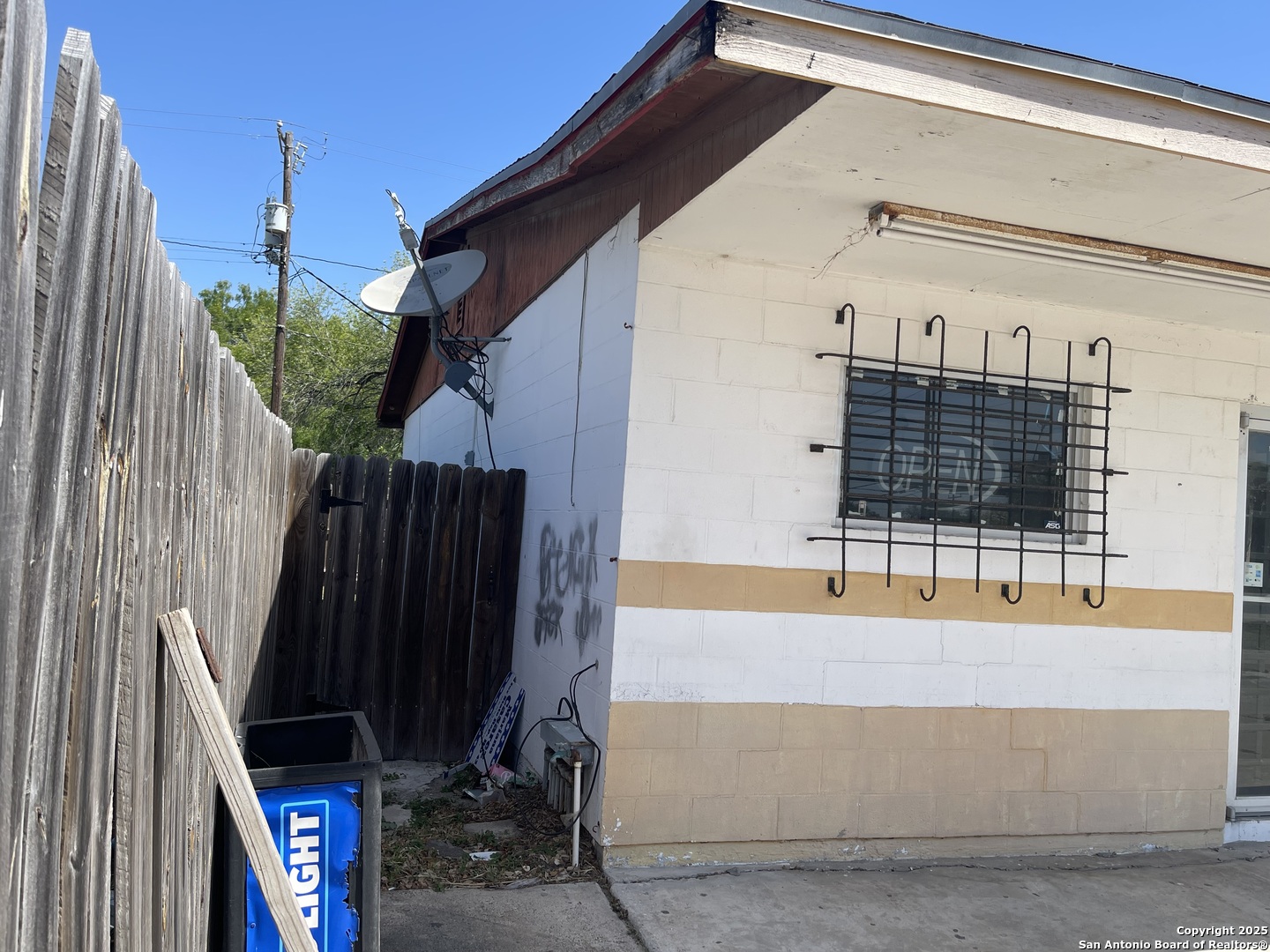 main property photo 28