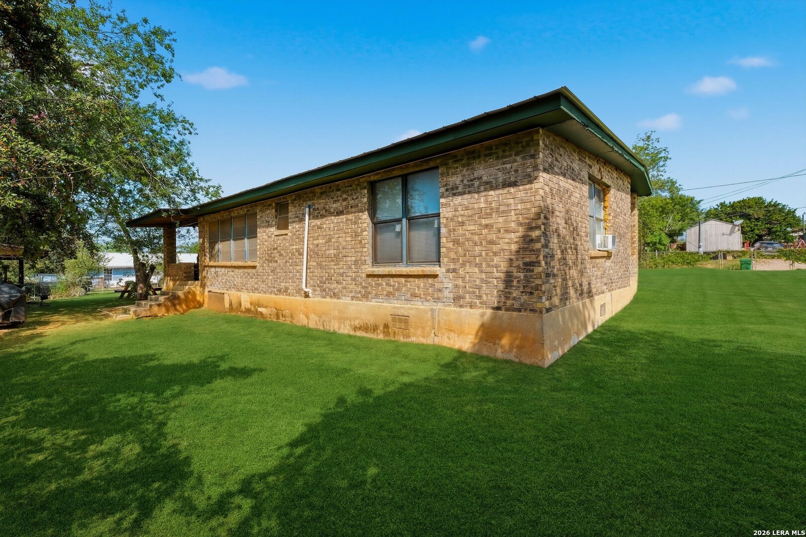 main property photo 28