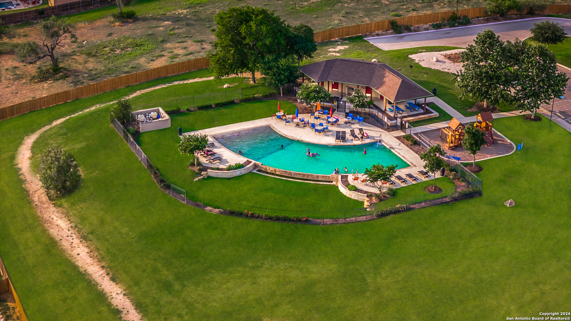 main property photo 32