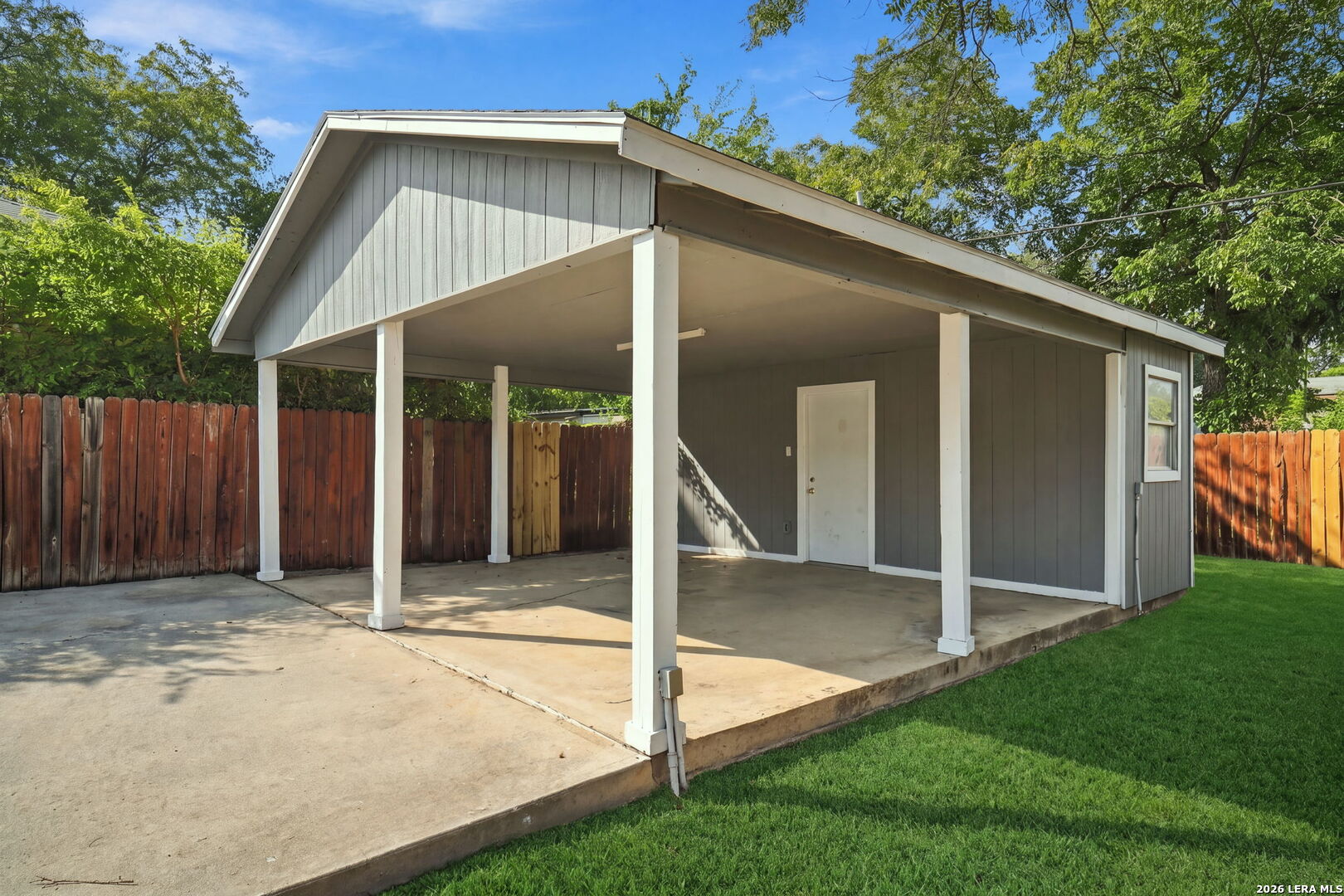 main property photo 28