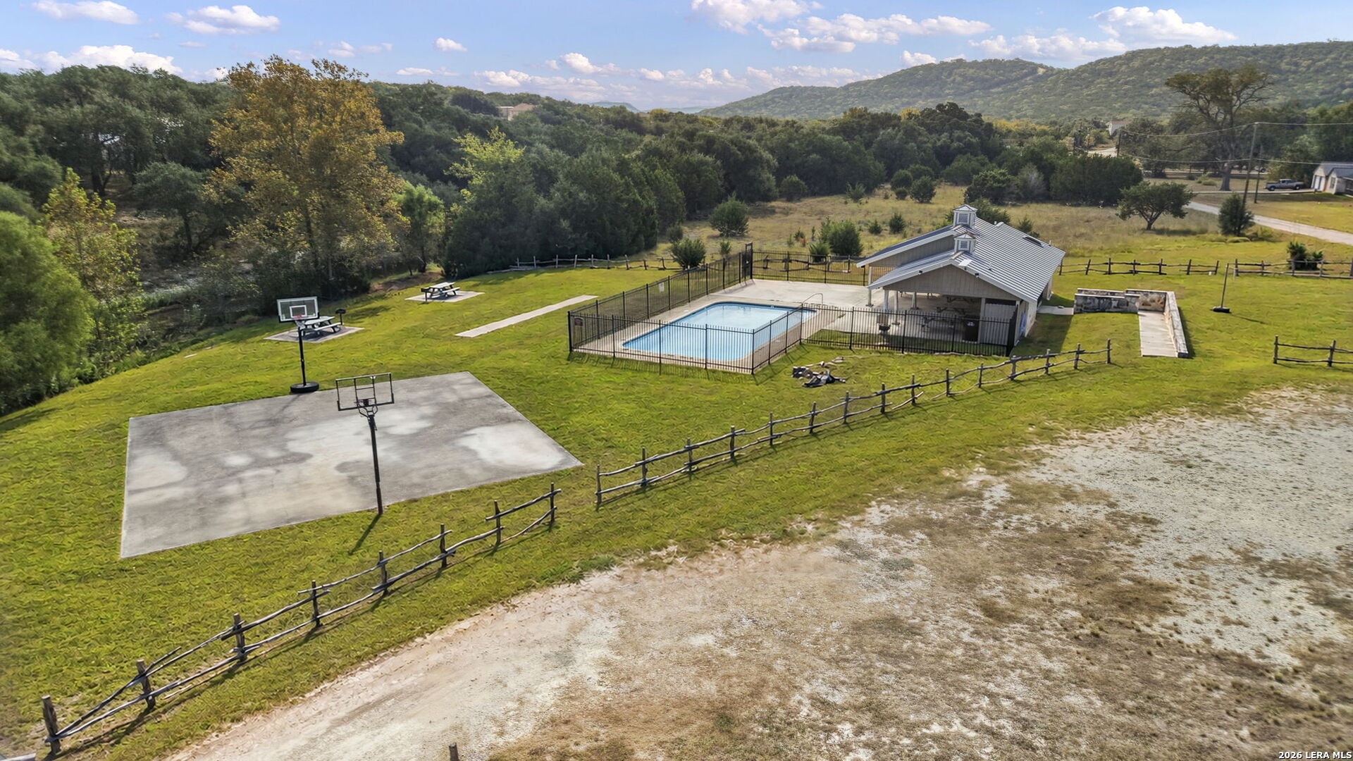 main property photo 40