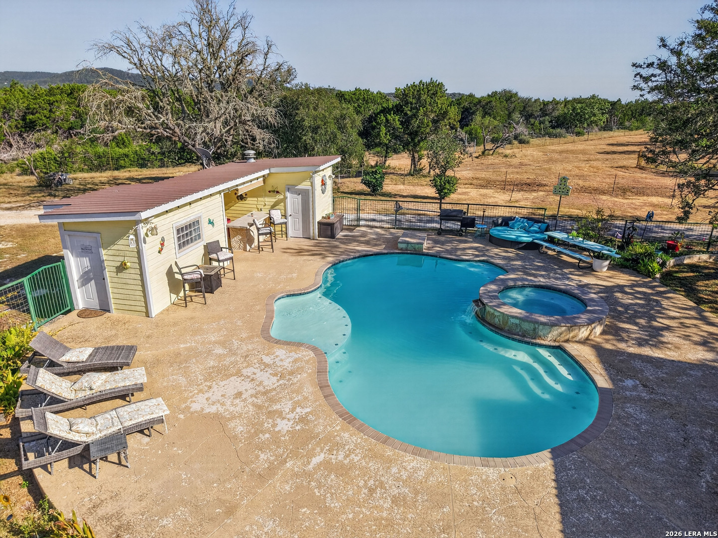 main property photo 40