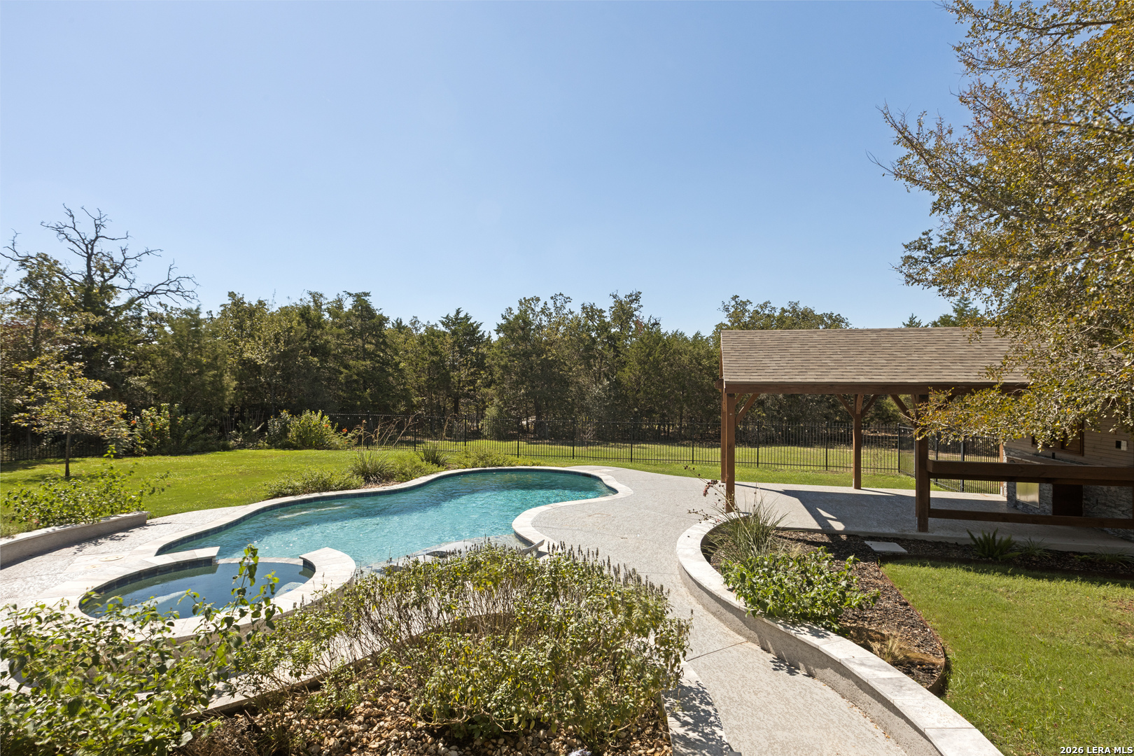 main property photo 28