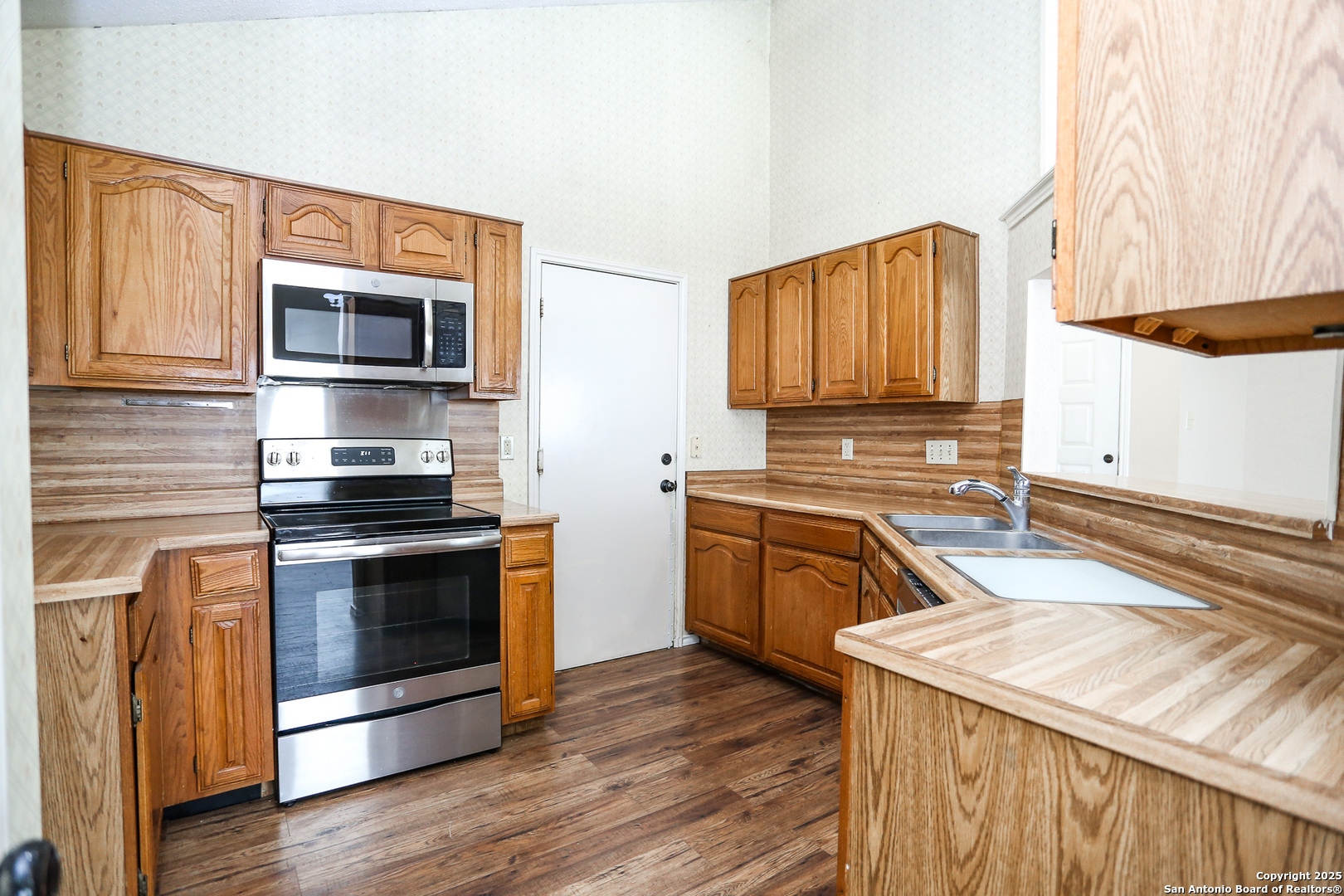 main property photo 10