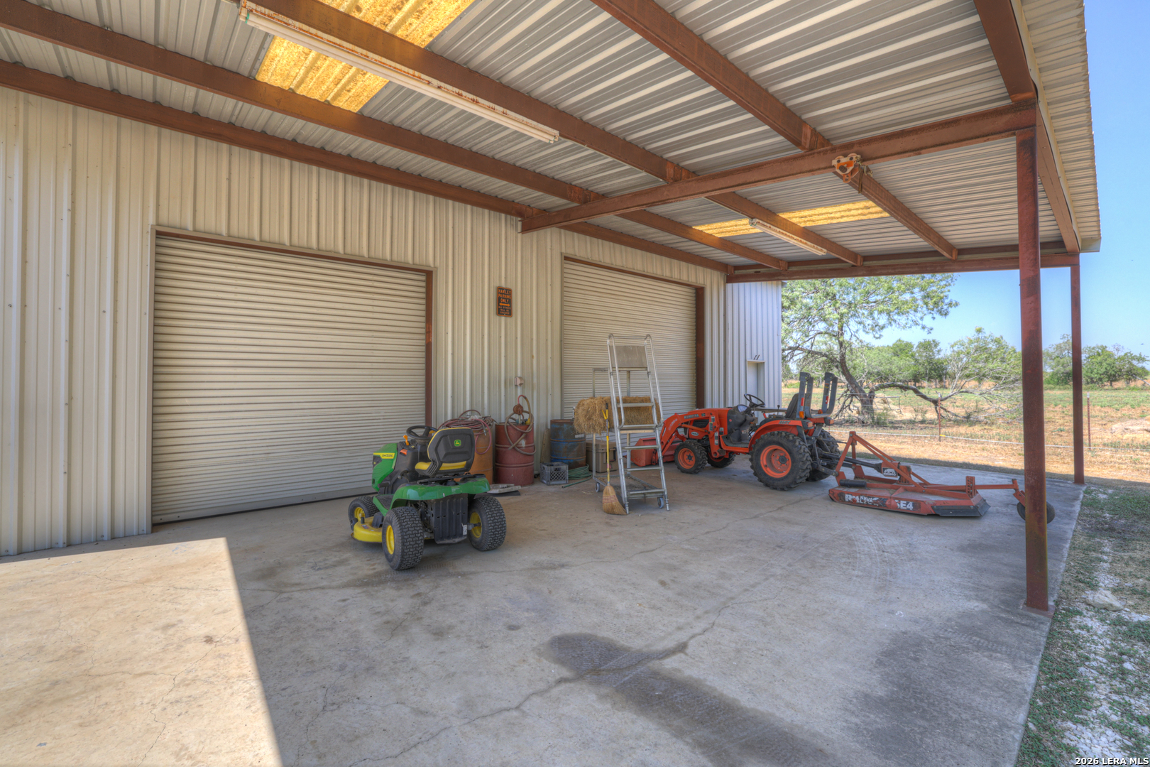 main property photo 28
