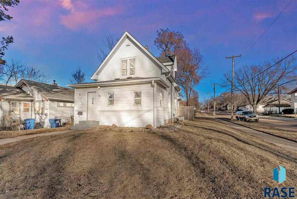 FOR SALE 902 N Van Eps Ave, Sioux Falls, SD 3 Bed / 1 Bath Keller