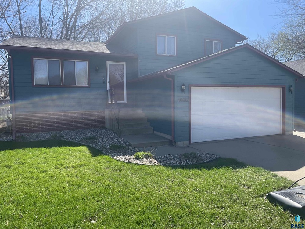 FOR SALE 1808 S Cambridge Ave, Sioux Falls, SD 4 Bed / 1.75 Bath