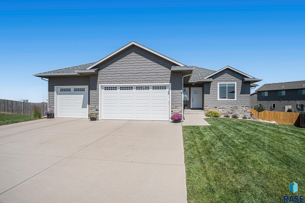 FOR SALE 4424 W Delafield Cir, Sioux Falls, SD 4 Bed / 2 Bath