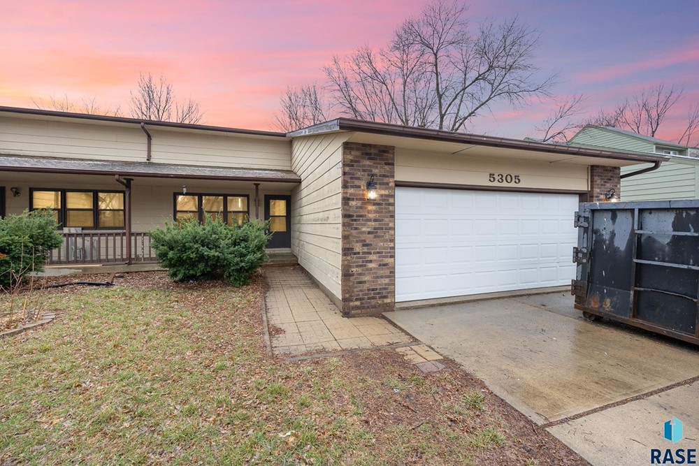 FOR SALE 5305 W Birnhamwood Dr, Sioux Falls, SD 3 Bed / 2 Bath
