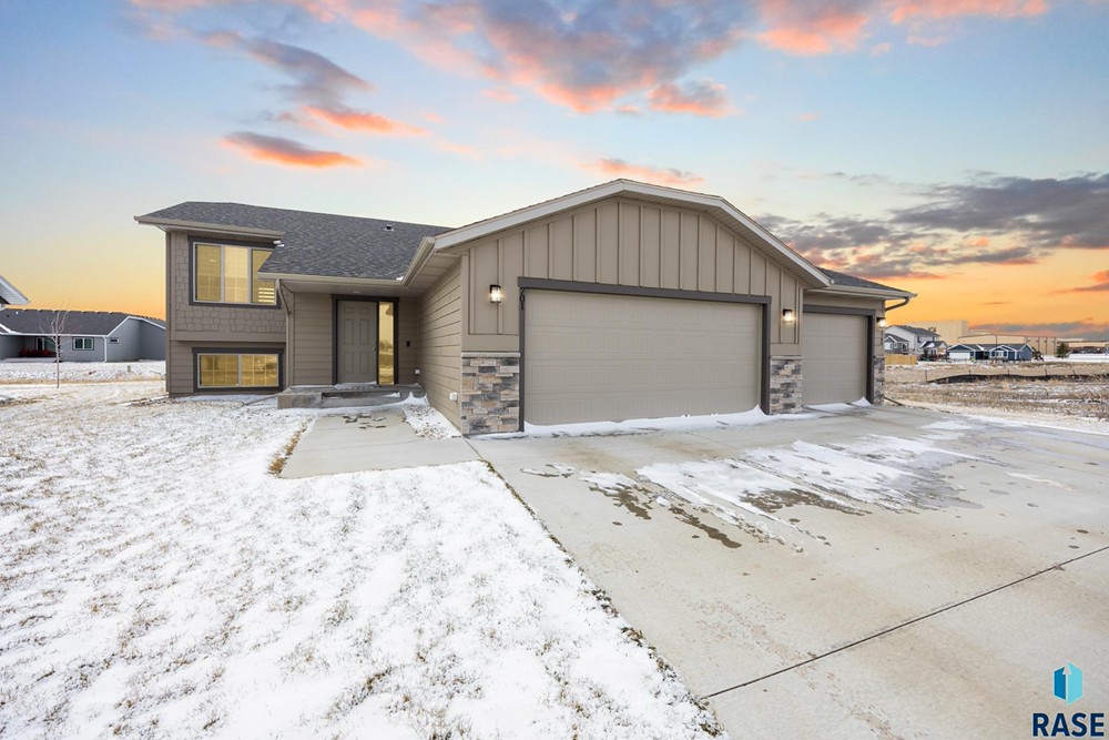 FOR SALE 701 Creekside Trl, Harrisburg, SD 4 Bed / 2 Bath Keller