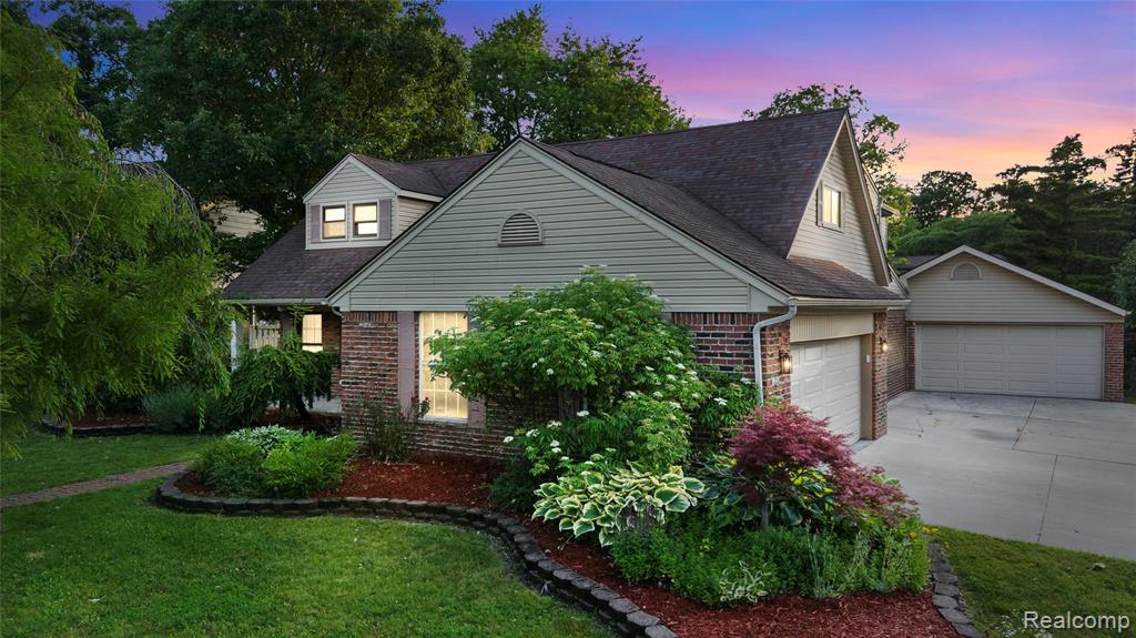 FOR SALE: 20614 Maplewood Ct Riverview MI