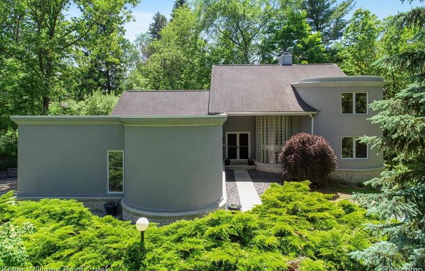 1223 W Gunn Rd, Oakland Twp, MI 48306